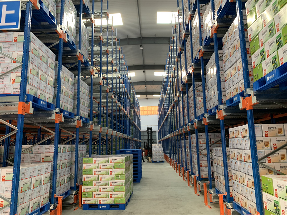 穿梭通過貨架的工作過程是什么？